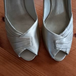 Naturalizer gold heels, size 11 W